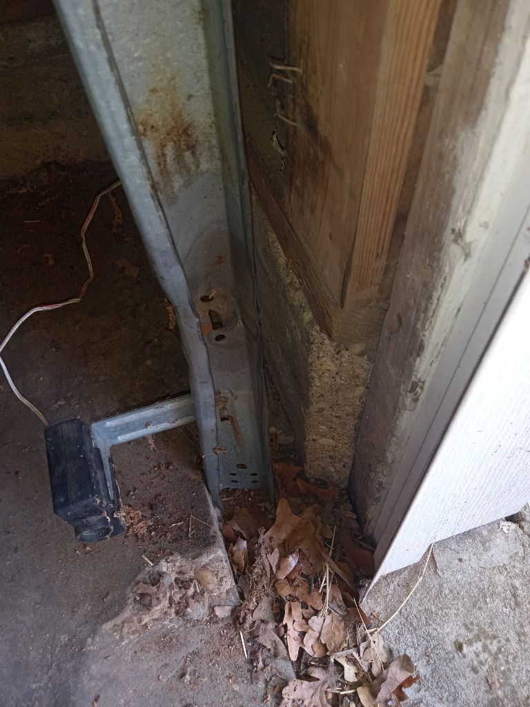 Safety sensor and track checked in River Oaks, TX